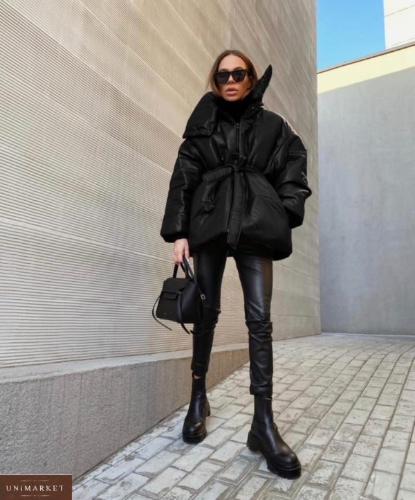 Купити чорну жіночу об'ємну куртку на поясі з високим коміром вигідно