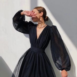 Замовити жіноче плаття з об'ємними рукавами чорного кольору з сіткою в горошок в Україні