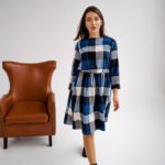 Купить онлайн синее шерстяное платье в клетку с талией на резинке (размер 42-48) для женщин