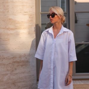 Приобрести белого цвета объёмное платье-рубашка из хлопка с рукавом 3/4 (размер 42-48) для женщин онлайн