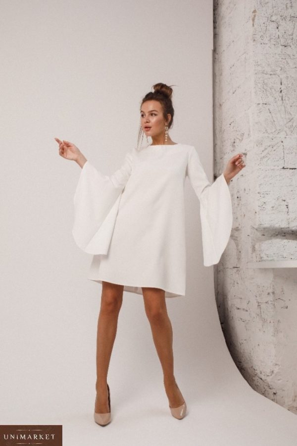 Заказать женское платье свободного кроя с широкими рукавами-колокольчиками (размер 42-48) белого цвета дешево