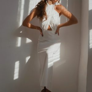 Замовити дешево білу елегантну сукню для жінок під шию (розмір 42-48)