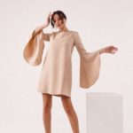 Заказать бежевое платье женское свободного кроя онлайн с широкими рукавами-колокольчиками (размер 42-48)