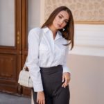 Замовити бавовняну для жінок білу сорочку з кишенями (розмір 42-48) онлайн