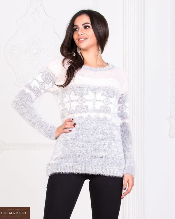 Заказать женский серый мягкий свитер с узором снежинки по скидке