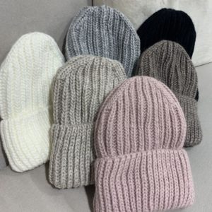 Купить на распродаже женскую теплую вязаную шапку разных цветов на флисовой подкладке