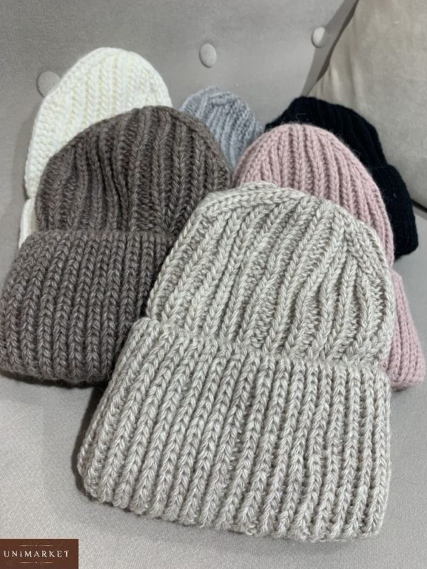 Купити різних кольорів жіночу теплу в'язану шапку на флісовой підкладці зі знижкою