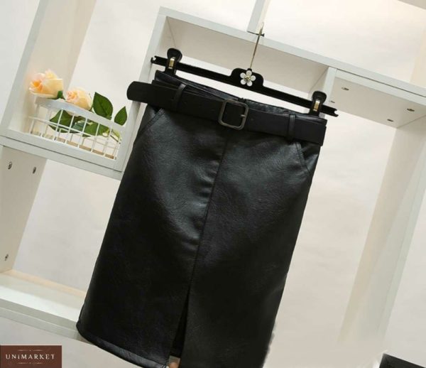 Купить по скидке черную женскую юбку из эко кожи с поясом и разрезом спереди