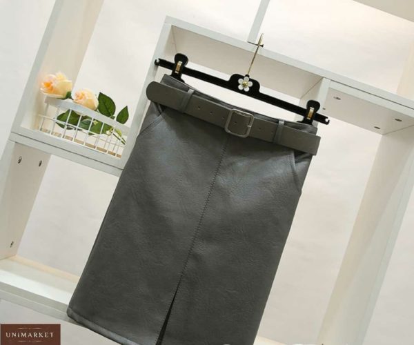 Заказать серого цвета женскую юбку из эко кожи с поясом и разрезом спереди в интернете