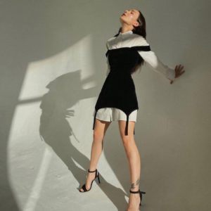 Придбати чорного кольору жіночий комплект: плаття з лямками + біла сорочка в інтернеті