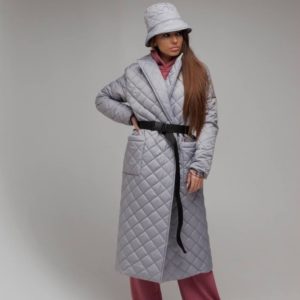 Купить онлайн серую женскую стеганую длинную куртку на запах с поясом