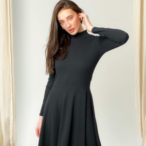 Купить недорого черного цвета платье-гольф из трикотажа рубчик "мустанг" женское