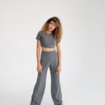 Замовити жіночий трикотажний костюм з топом і широкими штанами (розмір 42-48) сірий онлайн