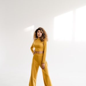Купить горчичного цвета костюм: штаны оверсайз+топ с длинным рукавом для женщин (размер 42-48) недорого