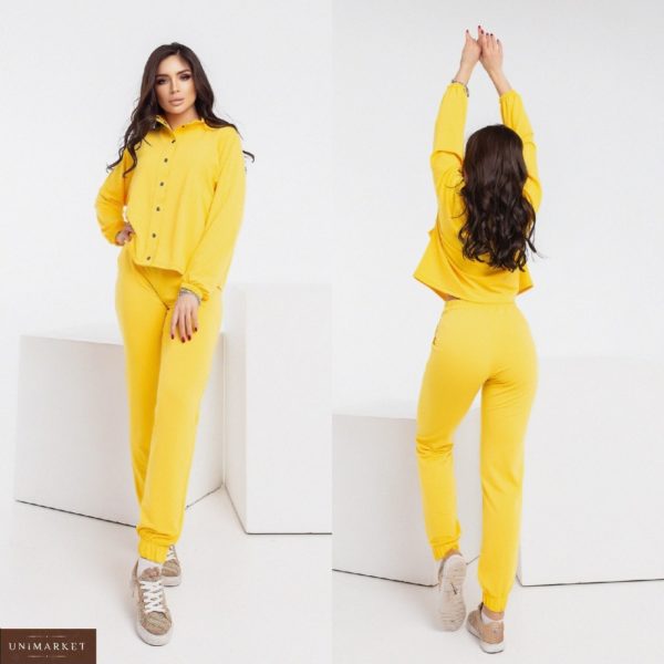 Заказать желтый спортивный костюм с кофтой на заклепках и джоггерами (размер 42-48) для женщин по скидке