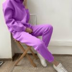 весенний лиловый спортивный костюм с брюками на резинке по доступной цене