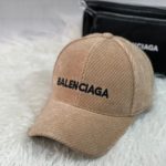 Заказать онлайн кепку женскую Balenciaga бежевую из вельвета
