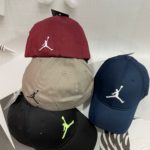 Купити на розпродажі жіночу і чоловічу бейсболку з емблемою дешево Jordan Air синю, чорну, беж, бордо