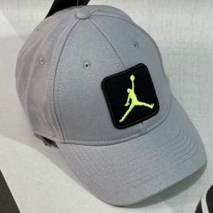 Заказать женскую и мужскую бейсболку серую с вышитой эмблемой Jordan недорого