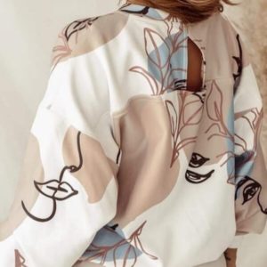 Придбати бежевого кольору прінтовану блузу для жінок з особами в Україні тренд