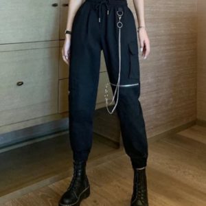 Приобрести по скидке женские брюки карго онлайн с цепочкой и карманом черного цвета