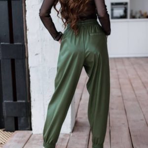 Приобрести женские брюки из эко кожи на резинке цвета хаки с карманами по низким ценам