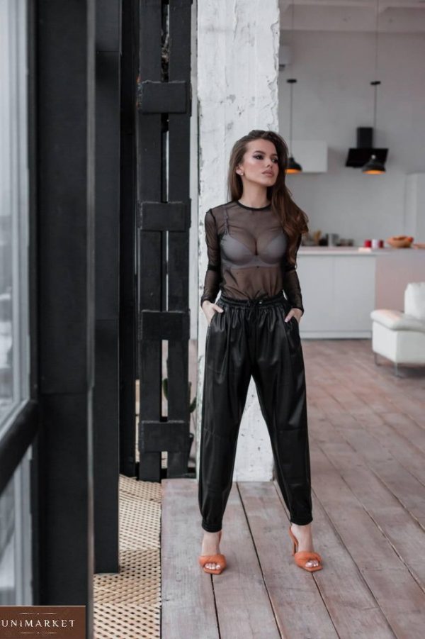 Заказать женские брюки из эко кожи черного цвета на резинке с карманами в Украине онлайн