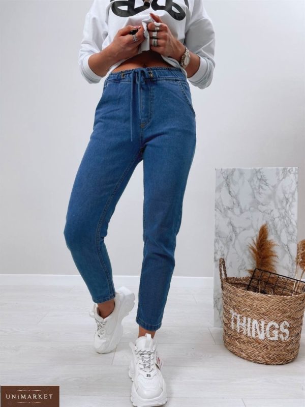 Заказать женские джинсы Мом на резинке синего цвета онлайн