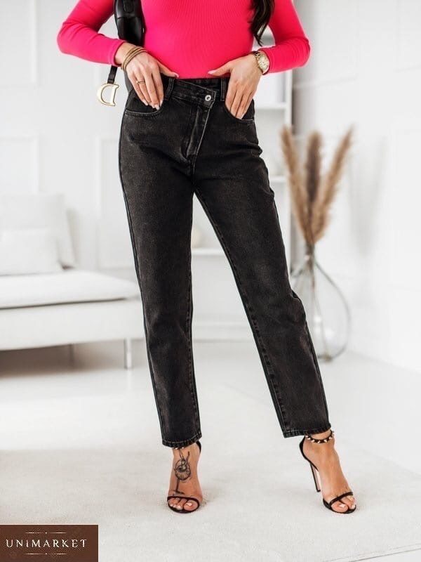 Заказать онлайн женские джинсы мом с необычной застежкой черного цвета