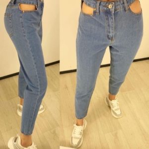 Заказать онлайн голубые джинсы Мом женские с вырезами в карманах