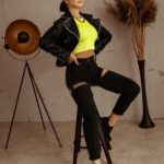 Купити сучасні жіночі джинси з заклепками і розрізами чорного кольору в Україні