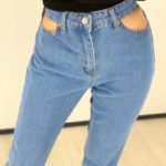 Заказать в интернете женские джинсы Мом с вырезами в карманах голубого цвета