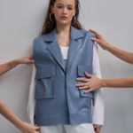 Заказать женскую голубого цвета жилетку из эко кожи с накладными карманами онлайн