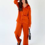 Приобрести по низким ценам шелковый брючный женский костюм с рубашкой (размер 42-48) оранжевого цвета