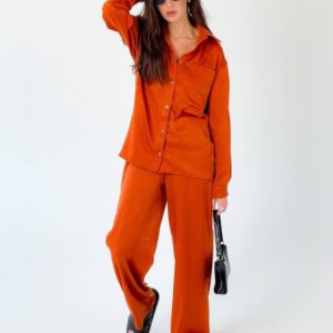 Придбати за низькими цінами шовковий брючний жіночий костюм з сорочкою (розмір 42-48) оранжевого кольору
