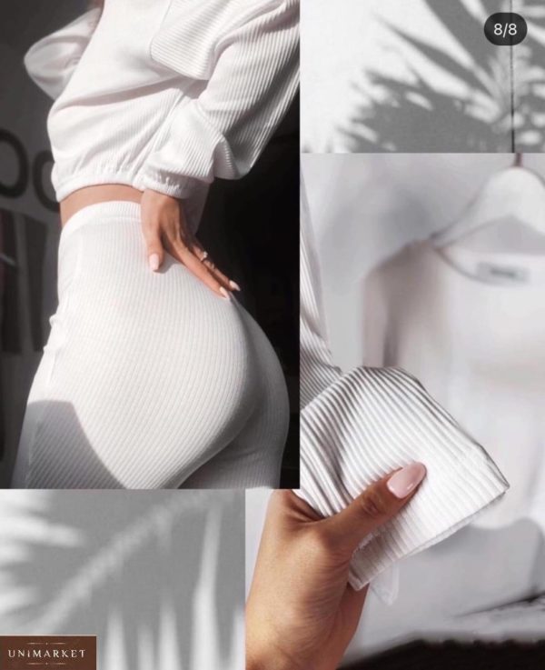 Купити зі знижкою жіночий трикотажний костюм з лосинами білого кольору і короткою кофтою в Україні