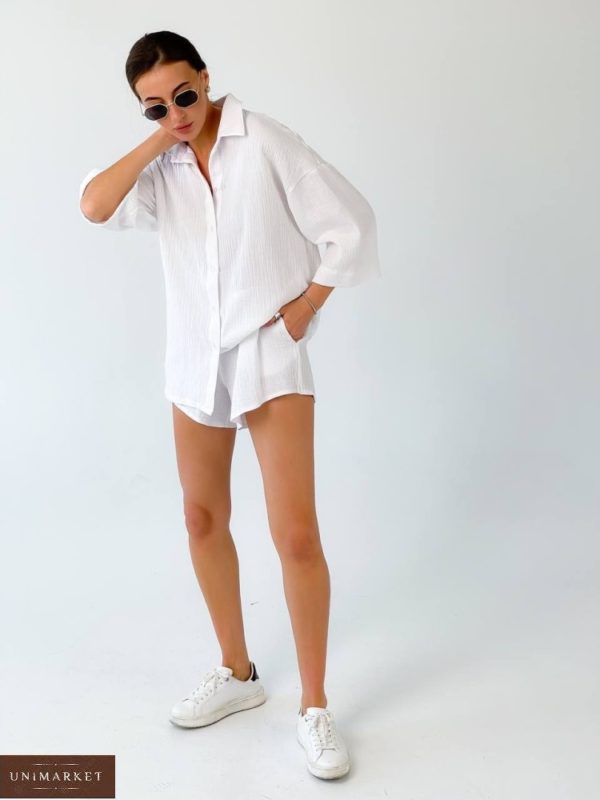 Придбати дешево літній костюм з шортами білого кольору з жатки (розмір 42-48) для жінок