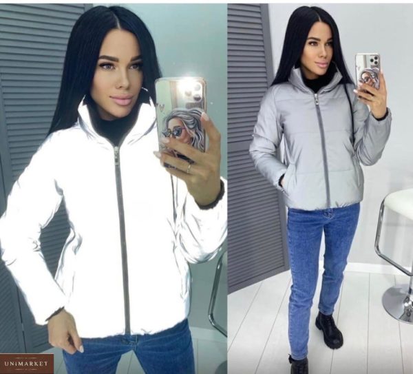 Заказать онлайн трендовую светоотражающую короткую куртку (размер 42-48) для женщин серого цвета