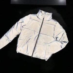 Купити сіру трендову світловідбивну коротку жіночу куртку (розмір 42-48) в Україні