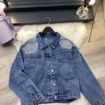 Замовити онлайн жіночу куртку джинсову з декором блакитну