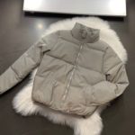 Замовити жіночу трендову світловідбиваючу коротку куртку (розмір 42-48) сірого кольору за низькими цінами