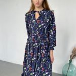 Замовити онлайн синю квіткову сукню з зав'язкою на шиї (розмір 42-52) для жінок