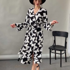 Замовити жіночу чорно-білу сукню на запах з принтом метелики (розмір 42-52) в Україні на замовлення