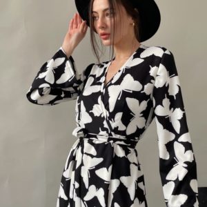 Купить по низким ценам женское черно-белое платье на запах с принтом бабочки (размер 42-52)