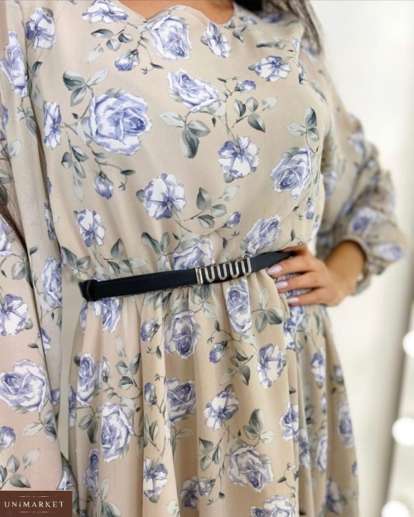 Заказать онлайн бежевого цвета шифоновое платье в цветочный принт с поясом для женщин