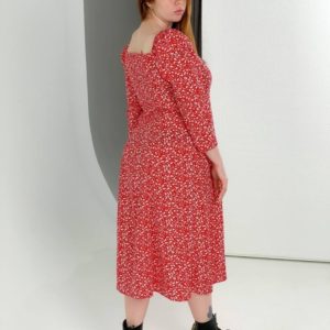 Приобрести женское цветочное платье дешево миди с квадратным вырезом красное (размер 40-54)