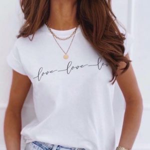Купити в інтернеті жіночу вільну футболку Love love love білого кольору без передоплати