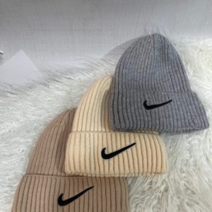 Купить на распродаже женскую и мужскую шапку Nike с отворотом серую, мокко, беж