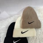 Придбати мокко, молочного, чорного кольору шапку Nike для чоловіків і жінок з відворотом недорого