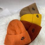 Приобрести недорого оранжевую, бордо, мокко, горчица шапку в спортивном стиле nike для мужчин и женщин
